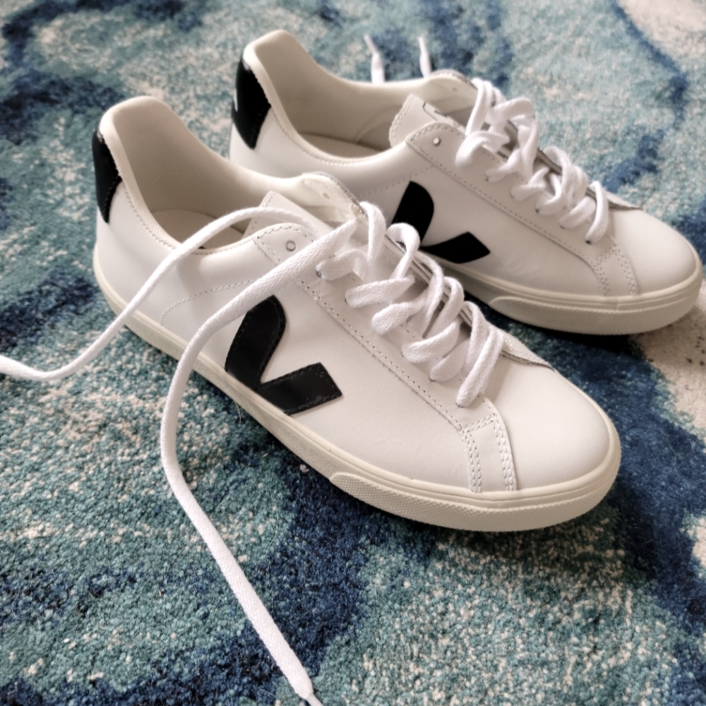 New Veja sneakers, size 37 EU, 5-5.5 US womens